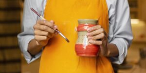 Latina with brush and ceramic